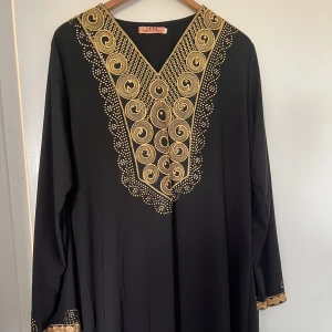 Abaya - Svart abaya med guld detaljer  Jätte skön Dubbel lager  Köpt utomlands 
