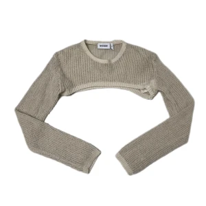 Cool cropped jumper - Säljer min tröja från weekday som man bara har över bröstet. Använd ca 5 gånger. Storlek xs. Kontakta för längd och mer! Nypris 400kr