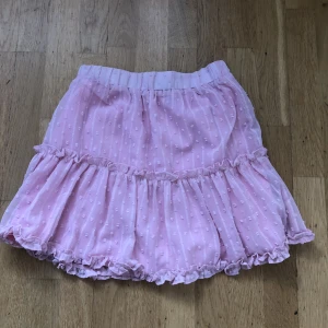 Kjol - Säljer denna fina kjol från shein. Är i mycket fint skick!