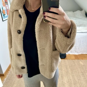 Teddyjacka  - Jättenajs teddyjacka till hösten! Nyskick och nästan oanvänd🥰