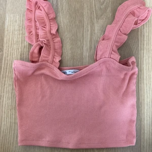 Zara topp - Jätte fin zara topp. Den är i färgen rosa röd (inte beige). Tryck på köp nu och vid frågor kontakta❤️