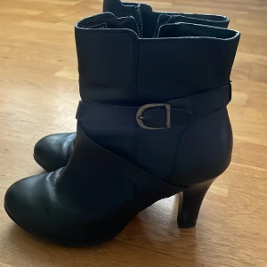 KLACKAR/KÄNGOR - Storlek 39, använda väldigt få gånger.