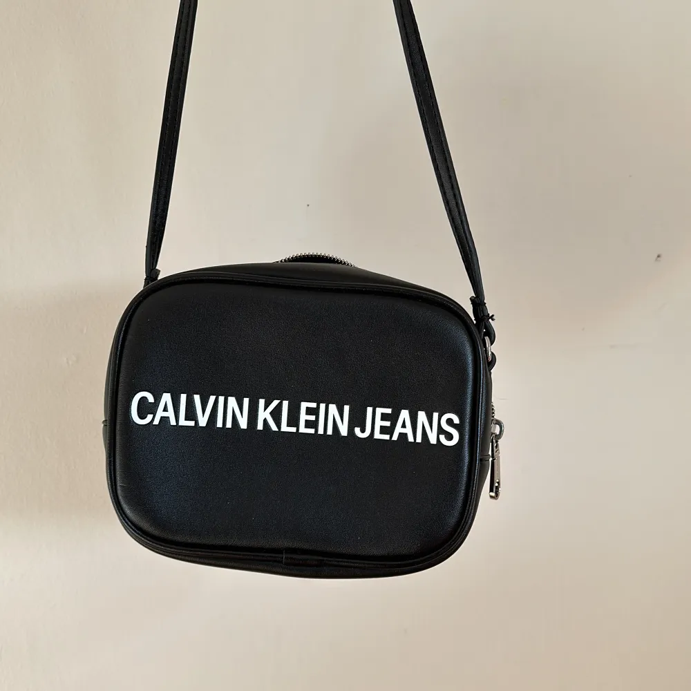 Säljer denna calvinklein väska aldrig använt dustbag tillkommer . Väskor.