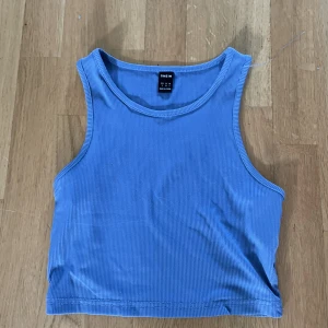 Topp  - Säljer denna topp. Är i nyskick!