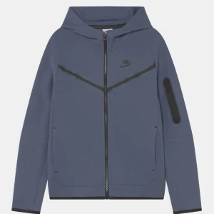 Nike tech - En blå nike tech fleece i storlek 158/170 men sitter som en Xs på mig som är 156cm. Den är aldrig använd bara testad Köpte på Zalando för 949kr, säljer för 700kr men kan absolut gå ner i pris vid snabb affär