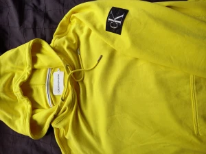 Calvin Klein Hoodie - Extremt sparsamt använd då jag inte gillar att sticka ut. Annars är den fin om man gillar starka färger. Inga fläckar eller defekter. Nypris: 1095:-