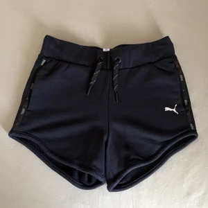Puma shorts - Shorts från puma, funkar som träningsshorts eller pyjamas. Använda 1 gång, i bra skick.