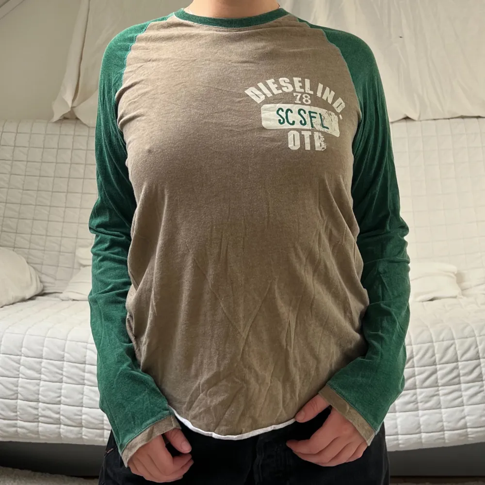Långärmad Diesel t-shirt i storlek XL (passar snarare XS/S), i väl använt skick💚. T-shirts.