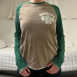 Diesel T-shirt  - Långärmad Diesel t-shirt i storlek XL (passar snarare XS/S), i väl använt skick💚