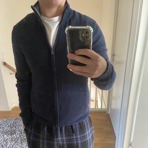 Zip cardigan - Marinblå zip cardigan från piet one.