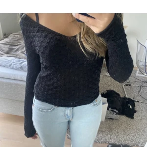Spets topp - Laddar upp igen!  Säljer denna sjukt snygga spets toppen i stickat material, super snygg. Aldrig använt.  