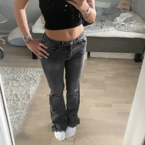 Mid rise jeans - Säljer mina as snygga mid rise jeans ifrån Ginatricot som inte säljs längre, modellen (mid rise full length). Säljer då dem ej kommer till användning, pris kan diskuteras, nypris 500❤️‍🔥