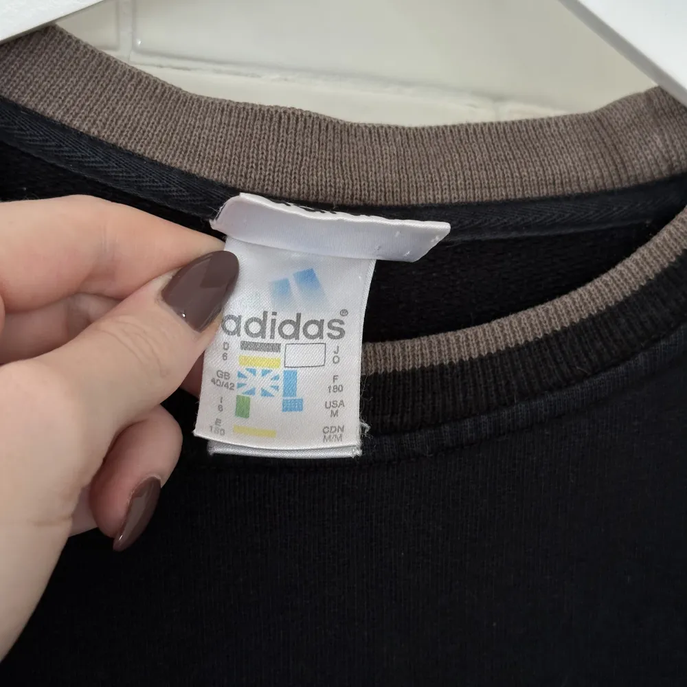 Snygg tröja från Adidas köpt på Humana, eftersom den är secondhand så finns tecken på användning men den är i fint skick!. Hoodies.