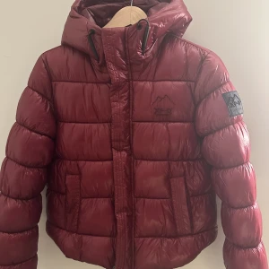 Superdry jacka röd  - Superdry röd jacka, sparsamt använd super snygg!