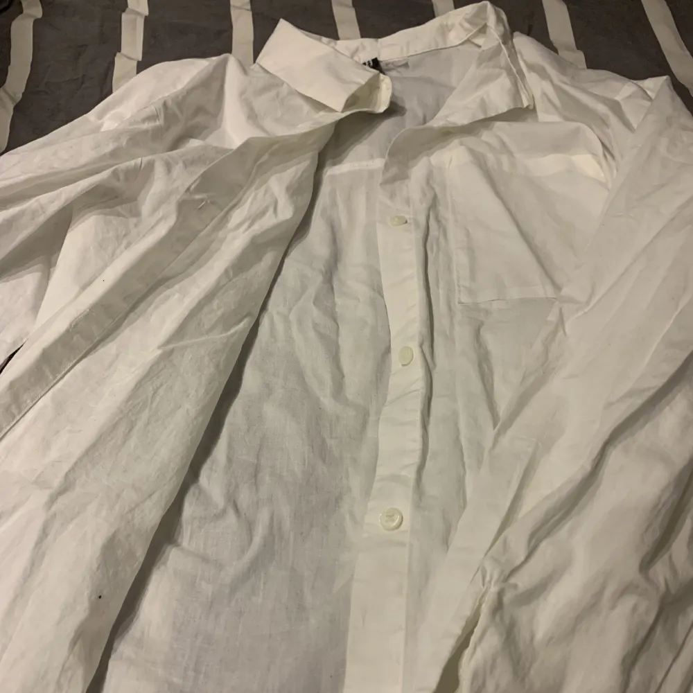 Säljer denna fina vita skjorta pågrund av att den blivit för kort på mig i ärmarna. Inte använt så mycket, i nyskick och inga defekter. Köparen står för frakt.. Skjortor.