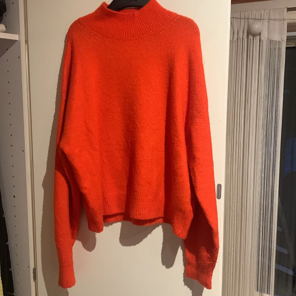 Mysig tröja i en jättefin höstlig färg, från H&M! Orange/röd. Tröjor & Koftor.