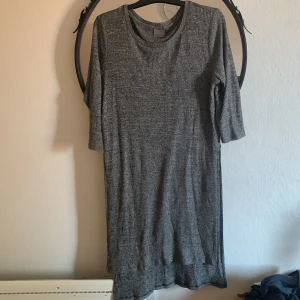 Vero Moda stickad klänning - Vero Moda stickad klänning med två långa slits på sidorna Strl xl men passar m-l så fint