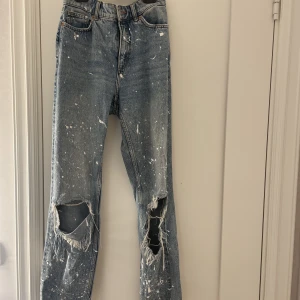 Wida jeans med design - Säljer då dem inte passar längre. Det är wida jeans med design (färgfläckarna) från monki. Storlek 26.