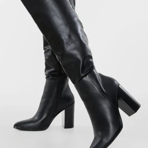 Knähöga Stövlar - Svarta Knähöga Boots med klack. Storlek 41 passar 40. Helt oanvända. Nypris 450 säljer för 300 kan diskuteras.