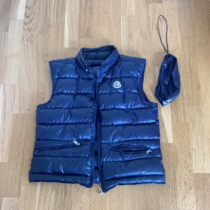 Moncler gui väst - Säljer min moncler gui väst i storlek 1 (s) den har inga hål och jag bor i ett rökfritt hem utan husdjur. Den har också nfc Scan.Säljs så billigt för att det är problem med dragkedjan.👍🙂