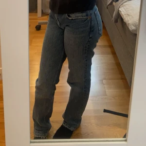 Jeans från zara - Jättefina jeans från zara med slits. Bra skick.
