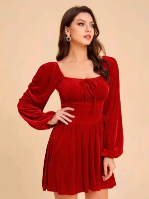 Röd klänning  - Snygg röd klänning, använd 1 gång. 