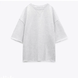 Zara t shirt - Skit snygg tröja från zara använd ca 2 gånger i jätte bra skick har dock klippt den lite där nere så lite kortare än på bilden skriv för egna bilder💓💓