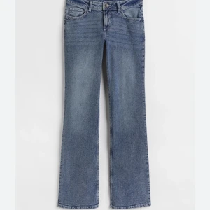 Jeans - Jätte snygga low jeans från hm i jätte bra skick💓💓