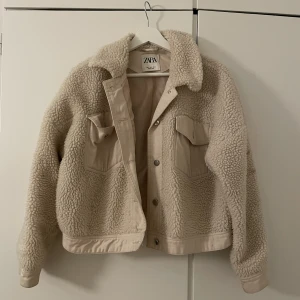 Höstjacka - Jättemysig beige jacka i storlek S/M med teddyfleece på utsidan! Perfekt till hösten och lagom varm. Säljer för att jag inte använder längre! Skriv för fler bilder ✨ 