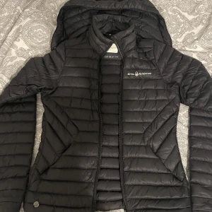 Sail Racing - Dunjacka - Säljer min Sail racing dunjacka, köpt 2019, nypris 1,999. Använts ett fåtal gånger så den är som gott som ny! Luvan är även avtagbar! Modellen heter ”Sail Racing W LINK DOWN JACKET - CARBON”. Hör av er vid frågor💕