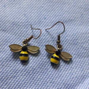 Söta örhängen - Så söta örhängen med bin på som tyvärr inte kommer till användning