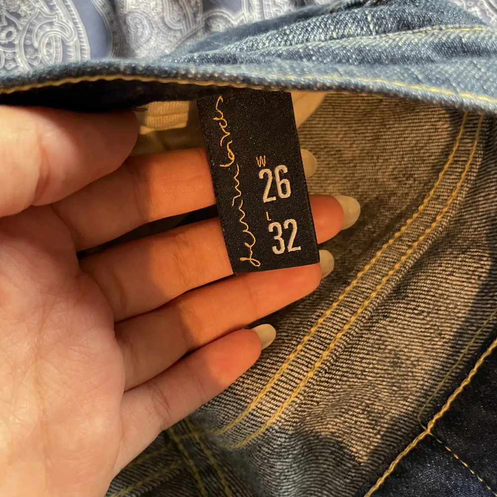 säljer dessa skitsnygga jeansen som jag köpte secondhand men aldrig testade på och visade sig var alldeles för små för mig❤️. Jeans & Byxor.