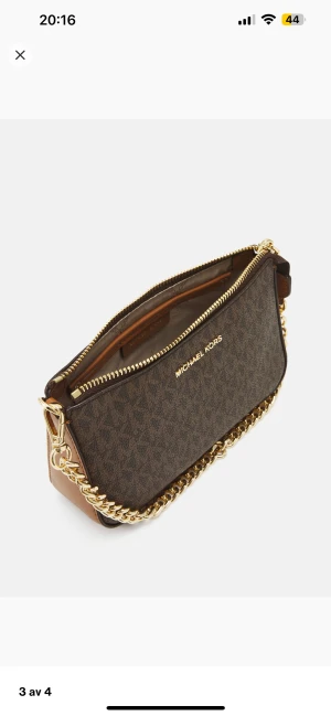 Michael kors väska - Säljer denna fina helt oanvända Michael kors väska, köptes i somras men har aldrig kommit till användning, skriv privat för fler bilder osv. Köpt från zalando och är äkta