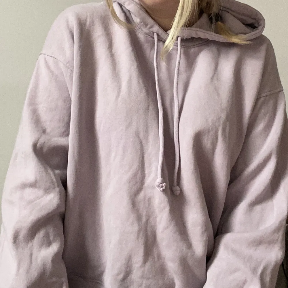 Fin lila hoodie från H&M i storlek M 🫶🏼. Hoodies.