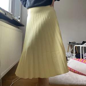 Gul midi-kjol från New Yorker i storlek M 🫶🏼