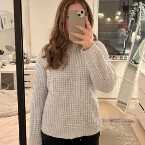 Ljusblå stickad tröja - Mysig stickad tröja, använd fåtal gånger💕