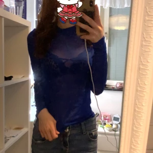 Festtopp - En marinblå nät-ish tröja, använt den några gånger. Bra matrieal och stretchig. Kan användas på dels fester eller nyår