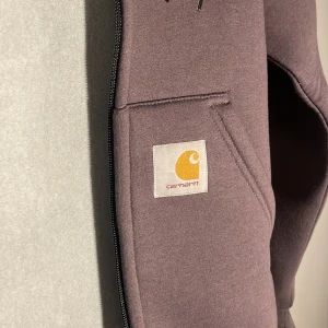 Carhartt tröja - Otroligt skön tröja men tyvärr för liten så säljer den. Är använd men i väldigt bra skick! Kan användas som en hoodie men även som en höst/vår jacka. Kvalitetströja 100%!