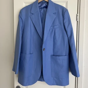 Kostym i linne - Får tyvärr inte användning av denna. Tvådelad kostym i linne med shorts. Shortsen använd vid något tillfälle men annars inte använd, så mycket fint skick! Passar mig som brukar ha s/m 