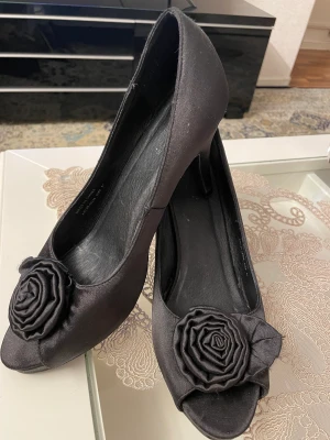 Högklackade svarta skor - Högklackade svarta festskor, använda, storlek 41