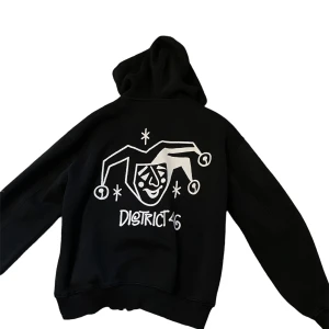Zip hoodie district 46 - Riktigt fet district hoodie om man vill uppgradera sin stil är xs men stor och passar även small säljer för att den är förliten 9/10 köpte för 1000
