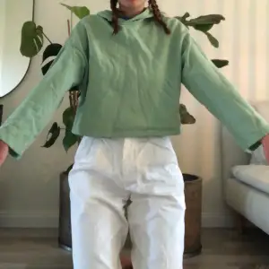 Sage green hoodie från weekday i ovanlig modell. Långa lösa ärmar. Kan mötas upp i Lund eller skicka 