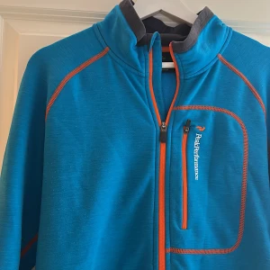 Hoodie/fleece  - Fleece från Peak Performance, fint skick förutom ngt nopprig.