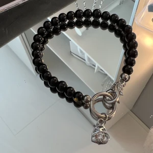 Armband - Fint armband med svarta pärlor, silver och en hjärt berlock med en liten diamant i, använd 2 gånger💕