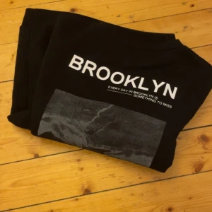 Tjocktröja - Tjocktröja med tryck på ryggen från SHEIN