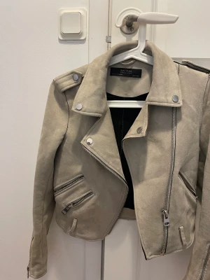Mockajacka från zara - Beige jacka i mocka från zara. storlek xs!