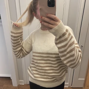 Stickad randig tröja  - Säljer denna stickade randiga tröja i storlek M, den är använd endast 1 gång & är därav som ny💗