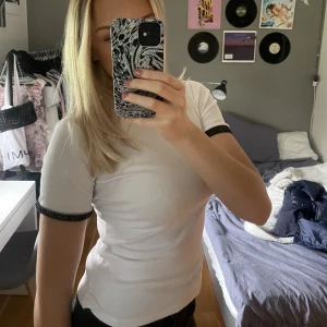 Vit t-shirt - Denna fina t-shirten från zara med unika detaljer på ärmarna kommer tyvärr inte till användning och säljer därför den. Knappt använd så den är som ny! 😍