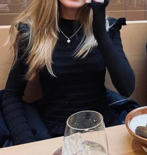 Tröja - Jätte snygg svart å mjuk tröja med volanger och axelvaddar. 🩷