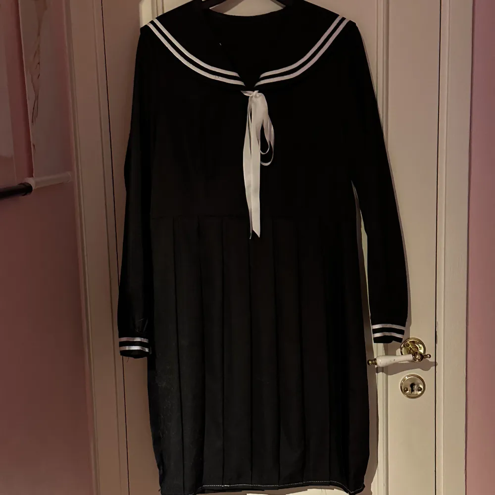 Klassisk Japansk school uniform klänning säljes. Köptes i Japan. Passar storlek S. Perfekt för cosplay etc. :)  Katter finns i hemmet.. Klänningar.